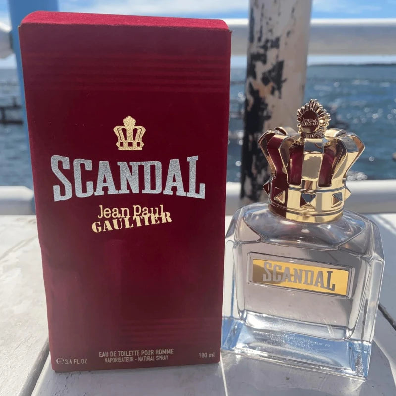 Long-lasting men’s Eau De Parfum with woody vetiver, tonka, leather & sandalwood. A refined 100ml fragrance for elegance.