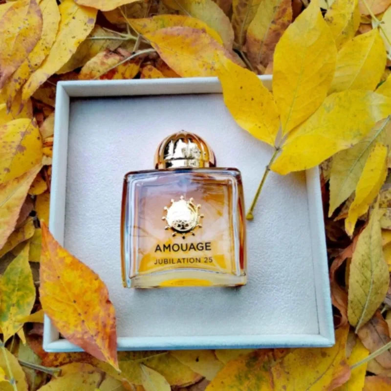 A refined women’s Eau De Parfum with floral, oriental & chypre tones. 100ml long-lasting fragrance full of depth & elegance.