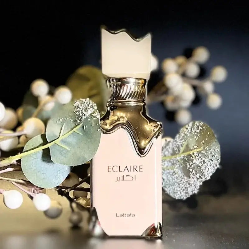 Sweet, long-lasting floral gourmand perfume with caramel, milk, honey, vanilla & musk. A feminine Eau De Parfum in 100ml.