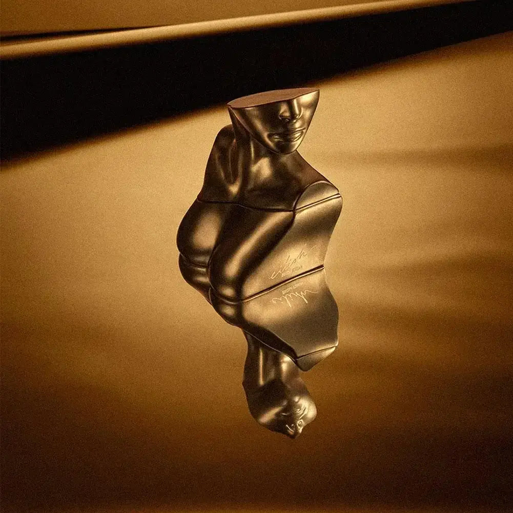 A romantic 100ml women’s Eau De Parfum with lasting vanilla, amber & oriental notes. Elegant, warm & feminine fragrance.