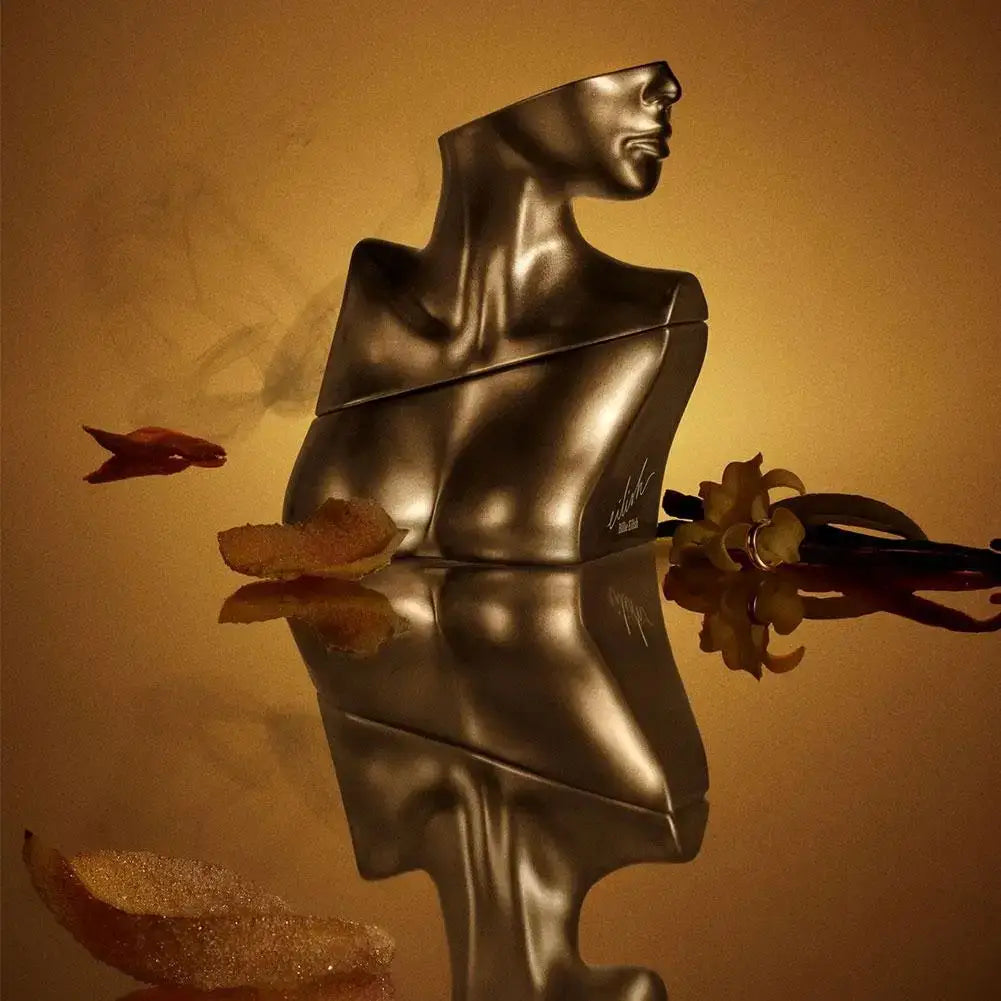 A romantic 100ml women’s Eau De Parfum with lasting vanilla, amber & oriental notes. Elegant, warm & feminine fragrance.